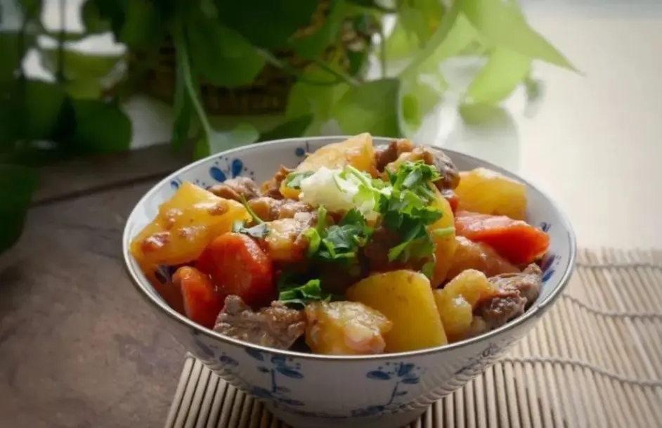 兴善禾餐饮餐饮公司与您分享土豆烧牛肉的做法